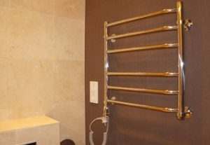 Установка электрического полотенцесушителя в ванной в Тарусе